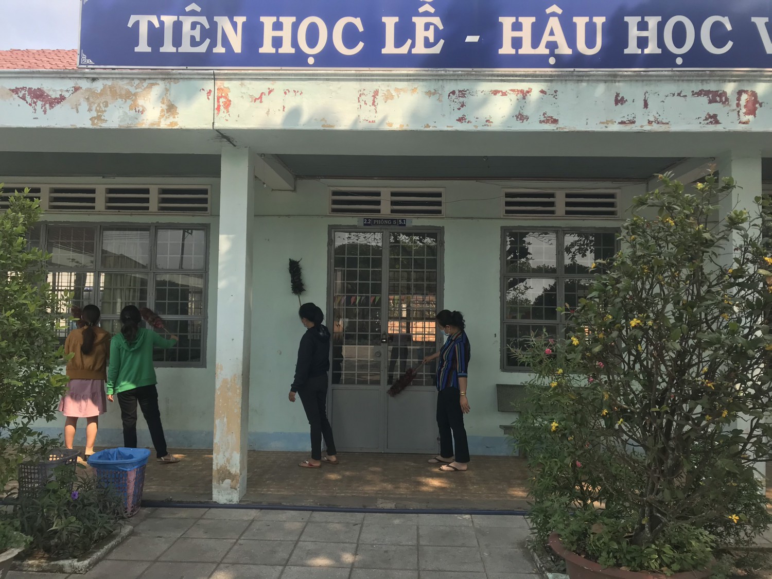 Giáo viên Trường TH An Lợi dọn vệ sinh phòng dịch bệnh Covid-19
